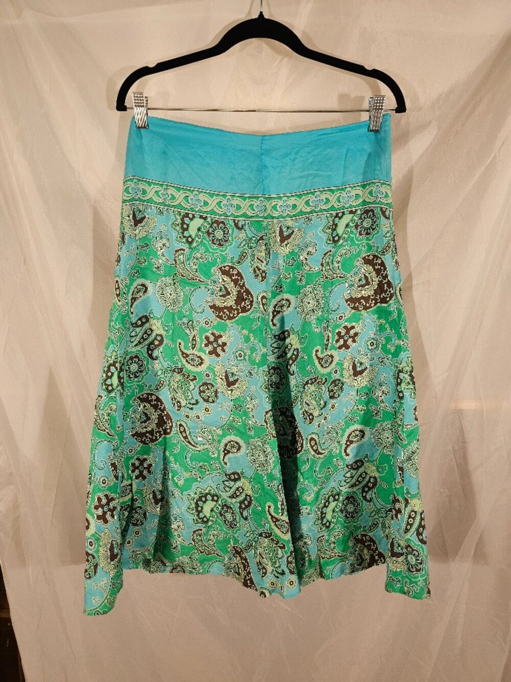 Gorgeous Banana Republic silk skirt. Size 6